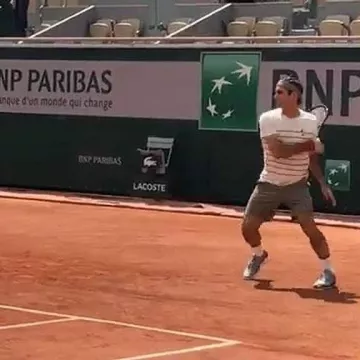 La camiseta blanca con rayas rojas que lució Roger Federer durante su entrenamiento para Roland Garros 2019