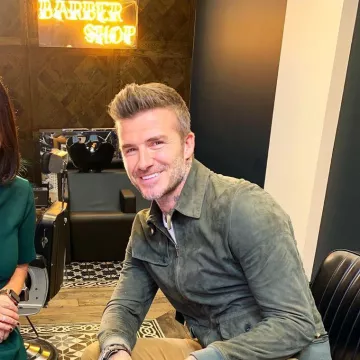 La veste en daim vert kaki portée par David Beckham sur le compte instagram de @elodieverypetit