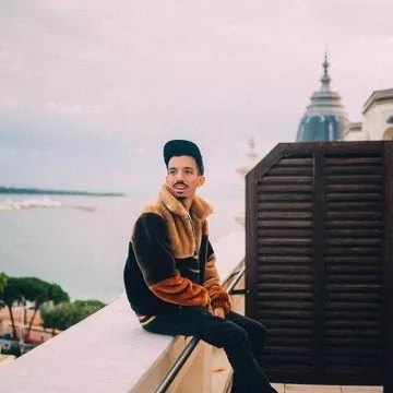 La chaqueta corta de piel tricolor de Urban Outfitters usada por Bigflo en el Festival de Cine de Cannes 2019