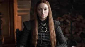 Le collier loups de Sansa Stark (Sophie Turner) dans Game of Thrones (S08E02)
