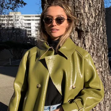 Le trench-coat en vinyle vert de Chloé Bleinc sur son compte Instagram @chloebbbb