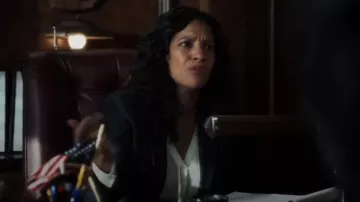 Vince la Moitié de Plackett Crêpe Chemisier porté par Sarah Essen (Zabryna Guevara) à Gotham (S01E02)