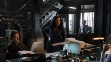 Brooks Brothers Arc-Devant Blouse en Soie porté par Sarah Essen (Zabryna Guevara) à Gotham (S01E02)