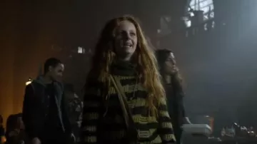 Tripp NYC Chiffon Pull Rayé porté par Ivy Pepper (Clare Foley) à Gotham (S01E10)
