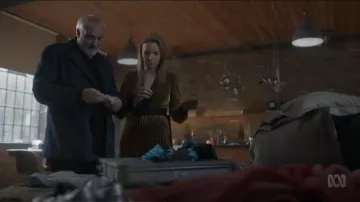 Diane Von Furstenberg la barre oblique de la Combinaison portée par Villanelle (Jodie Comer) dans le Meurtre de Veille (S02E07)