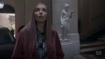 Camisa de rayas semi sheer de Saint Laurent usada por Villanelle (Jodie Comer) en Killing Eve (S02E07)
