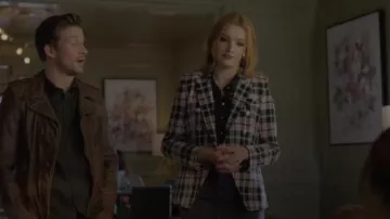 Noir Goupille de Sécurité Arrière de la Maille Chemisier porté par Kirby Anders (Maddison Brun) dans Dynastie (S02E21)
