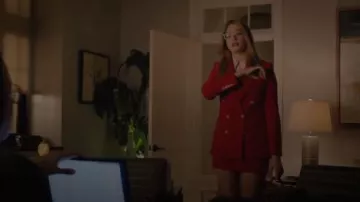 Rouge Double Breasted Blazer porté par Kirby Anders (Maddison Brun) dans la Dynastie Saison 2 Épisode 21