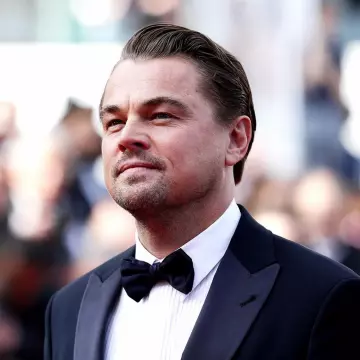 La veste de smocking noire de Leonardo DiCaprio sur le tapis rouge de la montée des marches du film de Tarantino le 21 mai 2019 au Festival de Cannes