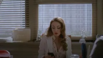 Cravate blanche Taille Crêpe Blazer porté par Fallon Carrington (Elizabeth Gillies) dans la Dynastie Saison 2 Épisode 21