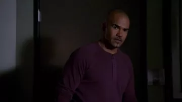 Vince Men L S Henley W Woven Placket Claret Clothing T Shirts worn by Derek Morgan (Shemar Moore) in Criminal Minds (S10E07)