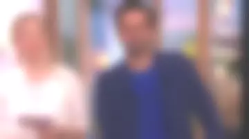 Le pull cachemire bleu "Paris sur seine" de Thomas Isle dans La Quotidienne le 22.05.2019