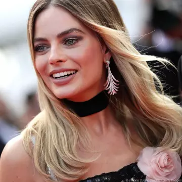 Le collier choker en velours noir porté par Margot Robbie vu le compte instagram @festivaldecannes lors du festival de Cannes 2019