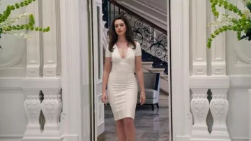 White dress worn by Josephine Chesterfield (Anne Hathaway) in The Hustle