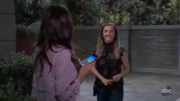 Etat de fleurs sauvages Flutter Haut à Manches porté par Kristina Corinthos Davis (Lexi Ainsworth) comme on le voit dans l'Hôpital Général le 16 Mai 2019