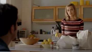 French Connection Rayed 3/4 Sleeve Top usado por Piper Chapman (Taylor Schilling) en Orange Is the New Black (S01E02)