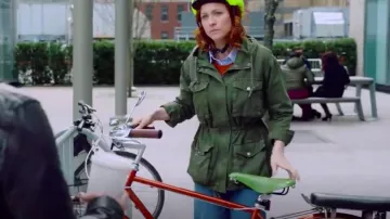 La parka verde caqui que lleva Julia Bechley (Brittany Snow) en el tráiler de la temporada 1 Not Just Me
