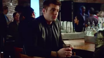 La chaqueta de cuero negro usada por Sam (Chris Conroy) en la temporada 1 de Not Just Me
