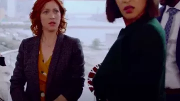El blazer a cuadros usado por Julia Bechley (Brittany Snow) en la temporada 1 de Not Just Me