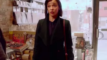 El abrigo verde oscuro de medio largo usado por Edie Palmer (Megalyn Echikunwoke) en la temporada 1 de Not Just Me