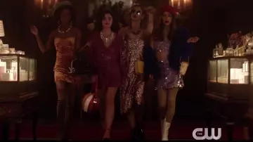 Les cuissardes beiges portées par Josie McCoy (Ashleigh Murray) dans la bande annonce de Katy Keene