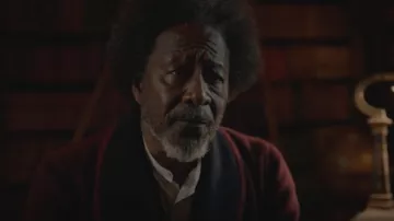 La chaqueta de terciopelo del Dr. Carne (Clarke Peters) en His Dark Materials (S01)