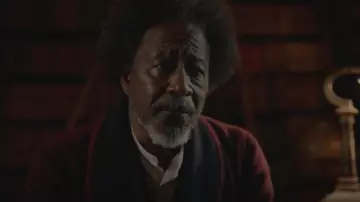 La chaqueta de terciopelo del Dr. Carne (Clarke Peters) en His Dark Materials (S01)