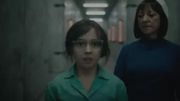 Las gafas transparentes de Lyra Belacqua (Dafne Keen) en His Dark Materials (S01)