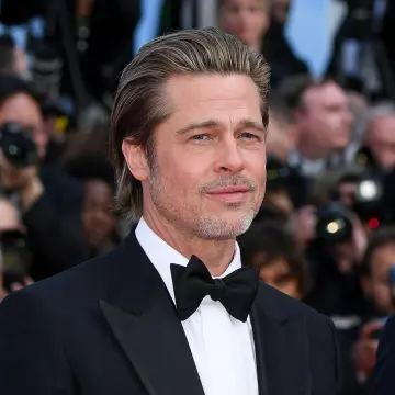 La veste de smoking noire de Brad Pitt sur le tapis rouge de la montée des marches du film de Tarantino le 21 mai 2019 au Festival de Cannes
