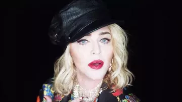 Cuir noir à Capuchon porté par Madonna dans son Envie de Musique vidéo avec Swae Lee