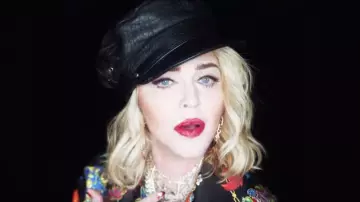 Gorra de cuero negro usada por Madonna en su video de Crave Music con Swae Lee