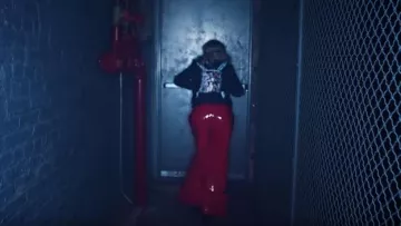 En Cuir rouge Pantalon porté par Madonna dans son Envie de Musique vidéo avec Swae Lee