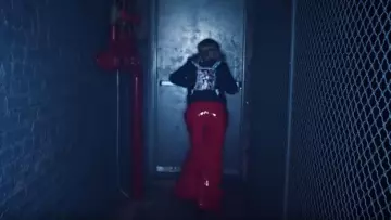 Pantalón de cuero rojo usado por Madonna en su video musical Crave con Swae Lee
