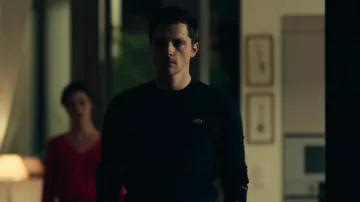 La sudadera Lacoste usada por Maxime Charasse (Raphaël Personnaz) en Persona non grata