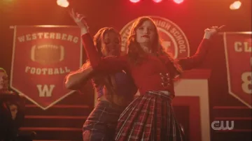 La jupe à carreaux rouge portée par Cherryl Blossom (Madelaine Petsch) dans Riverdale (S03E16)