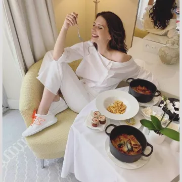 Les sneakers Hogan portées par Joséphine Japy sur son compte Instagram @josephinejapy