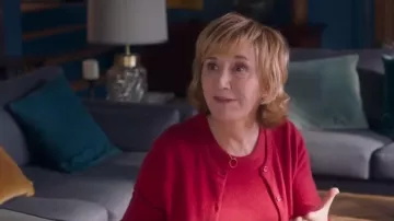 El chaleco rojo de Colette (Marie-Anne Chazel) en Ni une, ni deux