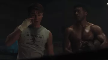 La camiseta gris sin mangas de El Royale Boxing Club usada por Archie Andrews (K.J. Apa) en Riverdale S03E17
