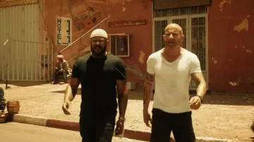 Hanes Slim Fit Comfort Blend White V Neck of Lincoln 'Linc' Burrows (Dominic Purcell) in Prison Break (S05E02)