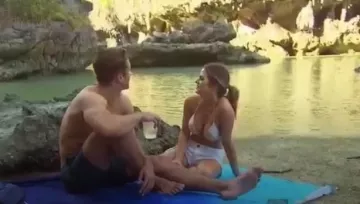 Becca Perles Bikini Triangle porté par JoJo Fletcher dans La Bachelorette (S12E11)