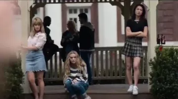 Forever 21 Mini Falda con estampado a cuadros usada por Helena (Natasha Liu Bordizzo) en The Society (S01E02)