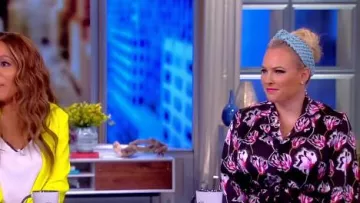Lele Sadoughi Diadema de nudo con cuentas usada por Meghan McCain en The View 20 de mayo de 2019