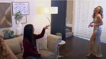 Stuart Weitzman La Nudistsong Sandale porté par Hannah Brown dans La Bachelorette (S15E01)