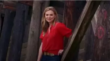 Anthropologie Moulinette Soeurs Chemisier Rouge porté par Hannah Brown dans La Bachelorette (S15E01)