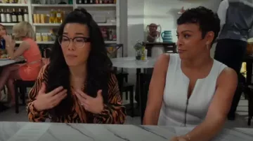 Bcbgmaxazria Abrielle Peplum Top usado por Carly Hughes en American Housewife (S03E23)