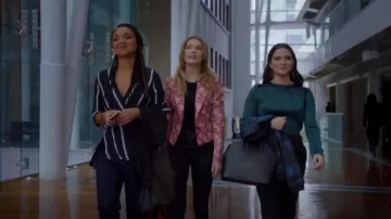 Rag & Bone Debbie Effet d'enveloppe à Rayures en Soie Crêpe De Chine De Haut porté par Kat Edison (Aisha Dee) dans Le Gras (S03E07)