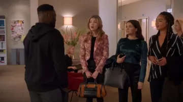 Ann Demeulemeester Cropped Frayed Cotton Blend Satin Top usado por Jane Sloan (Katie Stevens) en The Bold Type (S03E07)