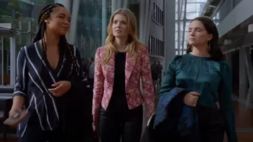 Dolce & Gabbana Jacquard Blazer usado por Sutton Brady (Meghann Fahy) en The Bold Type (S03E07)