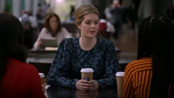 Veronica Beard Clarke Botón floral Espalda Silk Top usado por Sutton Brady (Meghann Fahy) en The Bold Type (S03E07)