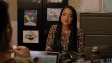 Iro Tildana Silk Zebra Print Top usado por Kat Edison (Aisha Dee) en The Bold Type (S03E07)